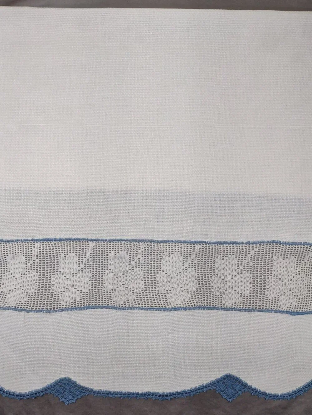 Sweet antique bath towel blue crochet hem, white shamrock 17 x 28 T169 CL
